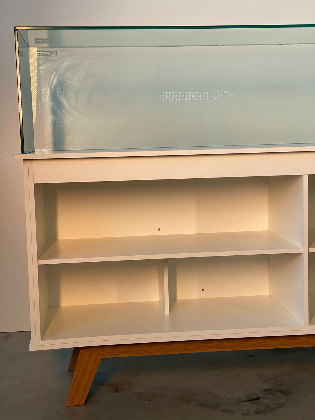 VITRINE EXPOSITORA PATISSERIE 1940 X 560 X 1270 (H) VEP (BRANCO) PE LUIS XV - VISOR 1880 X 400 X 400 (H)