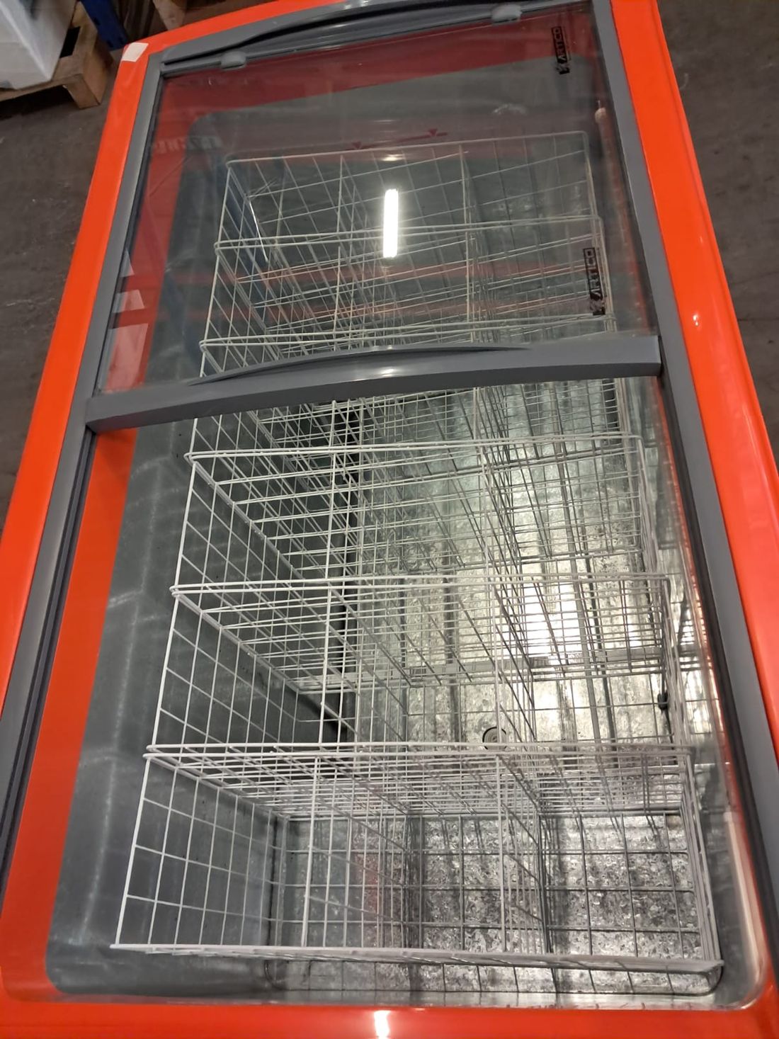 CONGELADOR FREEZER EXPOSITOR VITRINE SHOW SC 324 220V LARANJA CAP EQUIV 400 LT - SLIM C/ CESTA C/ LED CONGELADOR FREEZER EXPOSITOR VITRINE SHOW SC 324 220V LARANJA CAP EQUIV 400 LT - SLIM C/ CESTA C/ LED