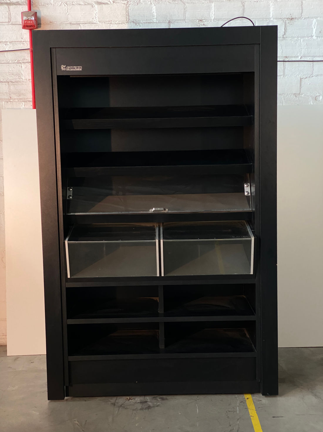 PAREDE DIVISORIA COM BOX DE PÃO E 2 PORTAS BASCULANTE