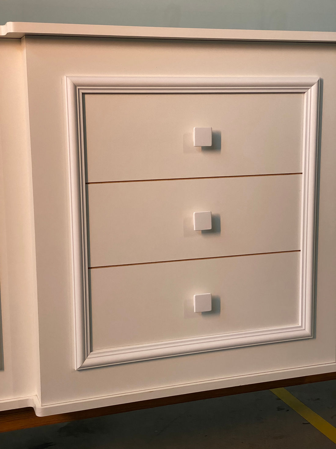 VITRINE EXPOSITORA PATISSERIE 1940 X 560 X 1270 (H) VEP (BRANCO) PE LUIS XV - VISOR 1880 X 400 X 400 (H)