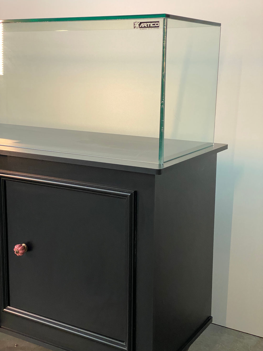 VITRINE EXPOSITORA PATISSERIE 1940 X 560 X 1270 (H) VEP (PRETO) PE LUIS XV - VISOR 1880 X 400 X 400 (H)