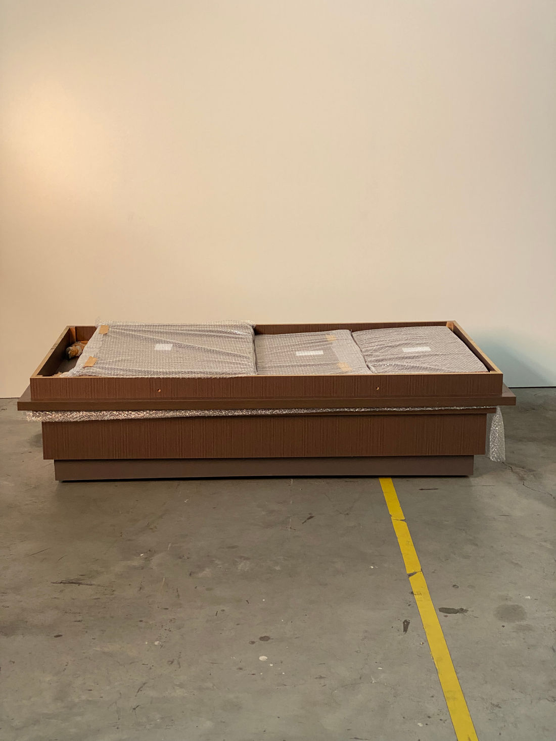 MESA EXPOSITORA NEUTRA MODULO 1640X 900X 900MM TAMPO MDF