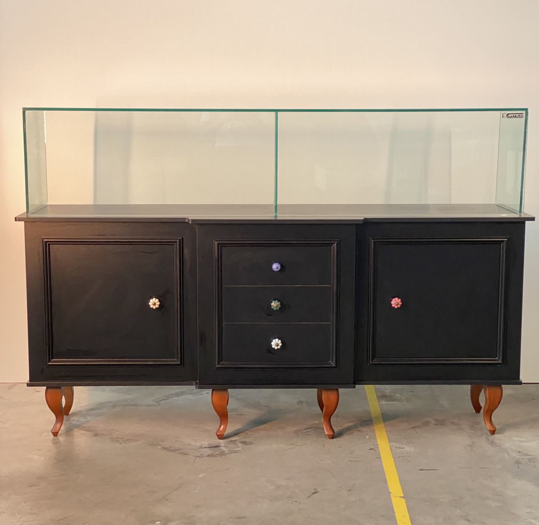 VITRINE EXPOSITORA PATISSERIE 1940 X 560 X 1270 (H) VEP (PRETO) PE LUIS XV - VISOR 1880 X 400 X 400 (H)