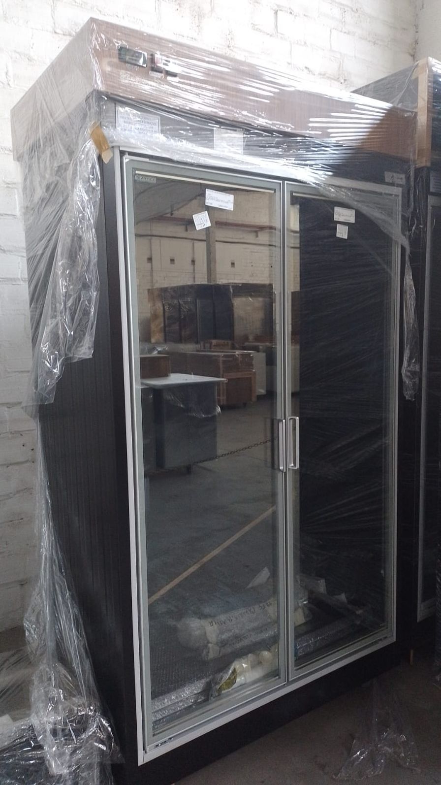 GELADEIRA VITRINE SLIM REFRIGERADA INJETADA PRETO INT. E EXT. GVSL-PIE 2P C/ TESTEIRA MAQ.REMOTA P/ CERVEJA (2,15)