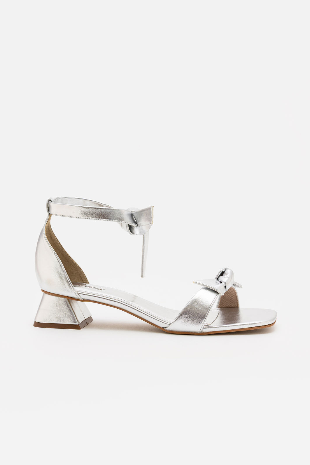 Sandália com Laço e Salto Baixo Prata Sandália com Laço e Salto Baixo Prata