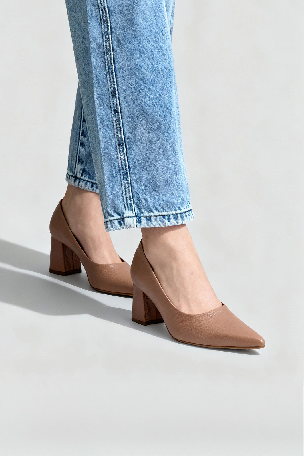 Scarpin Clássico em Couro com Salto Bloco Amêndoa Scarpin Clássico em Couro com Salto Bloco Amêndoa