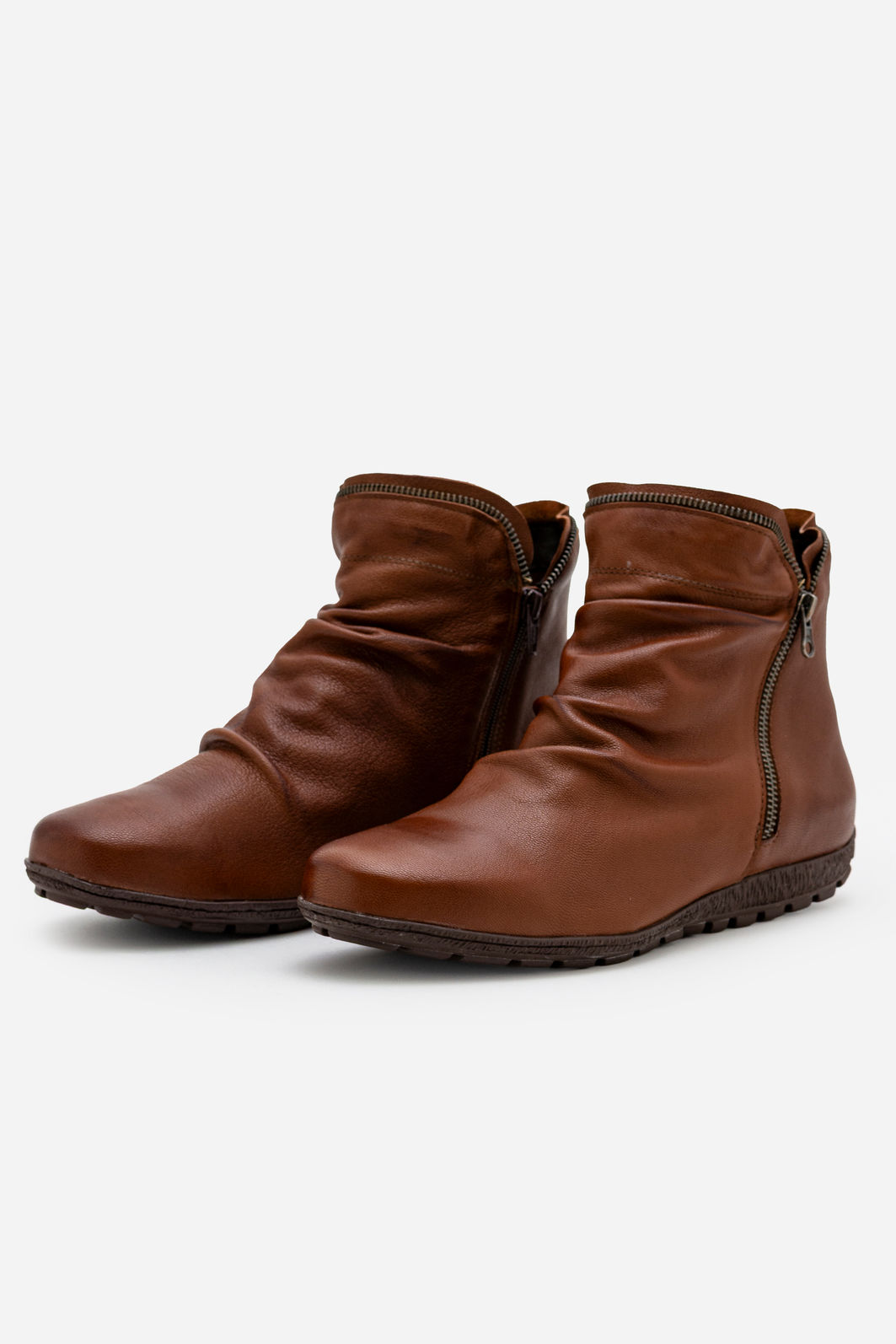 Bota em Couro com Cano Franzido em Sola de Borracha Tostado Bota em Couro com Cano Franzido em Sola de Borracha Tostado
