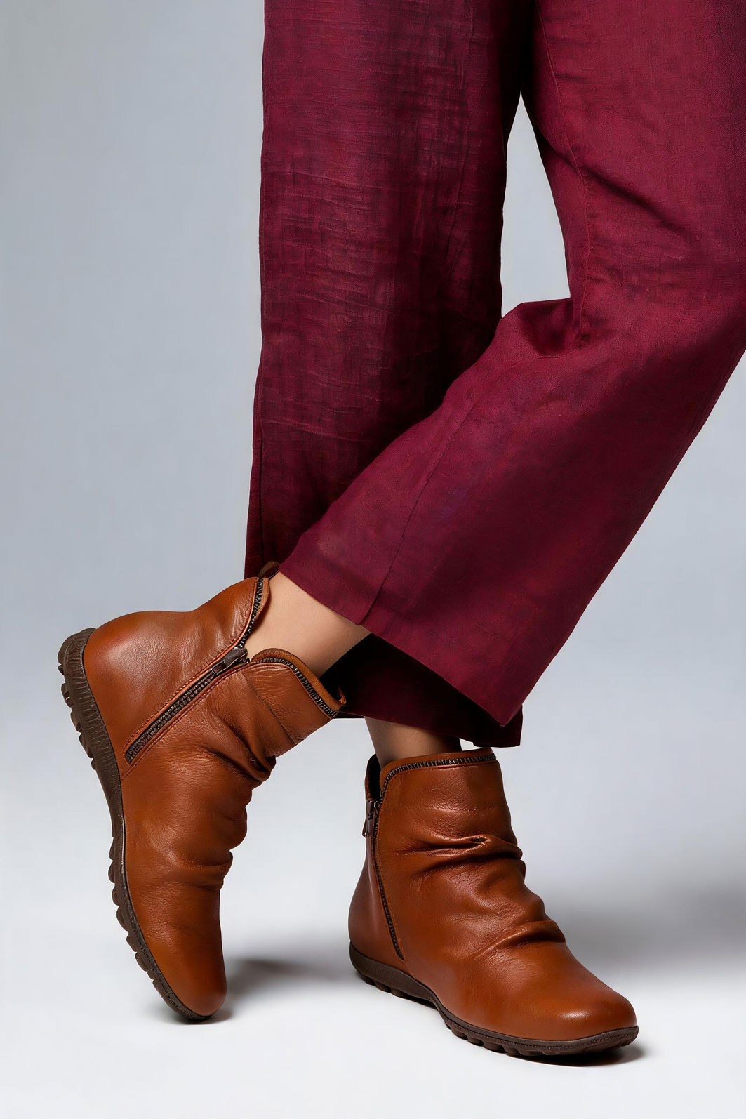 Bota em Couro com Cano Franzido em Sola de Borracha Tostado Bota em Couro com Cano Franzido em Sola de Borracha Tostado