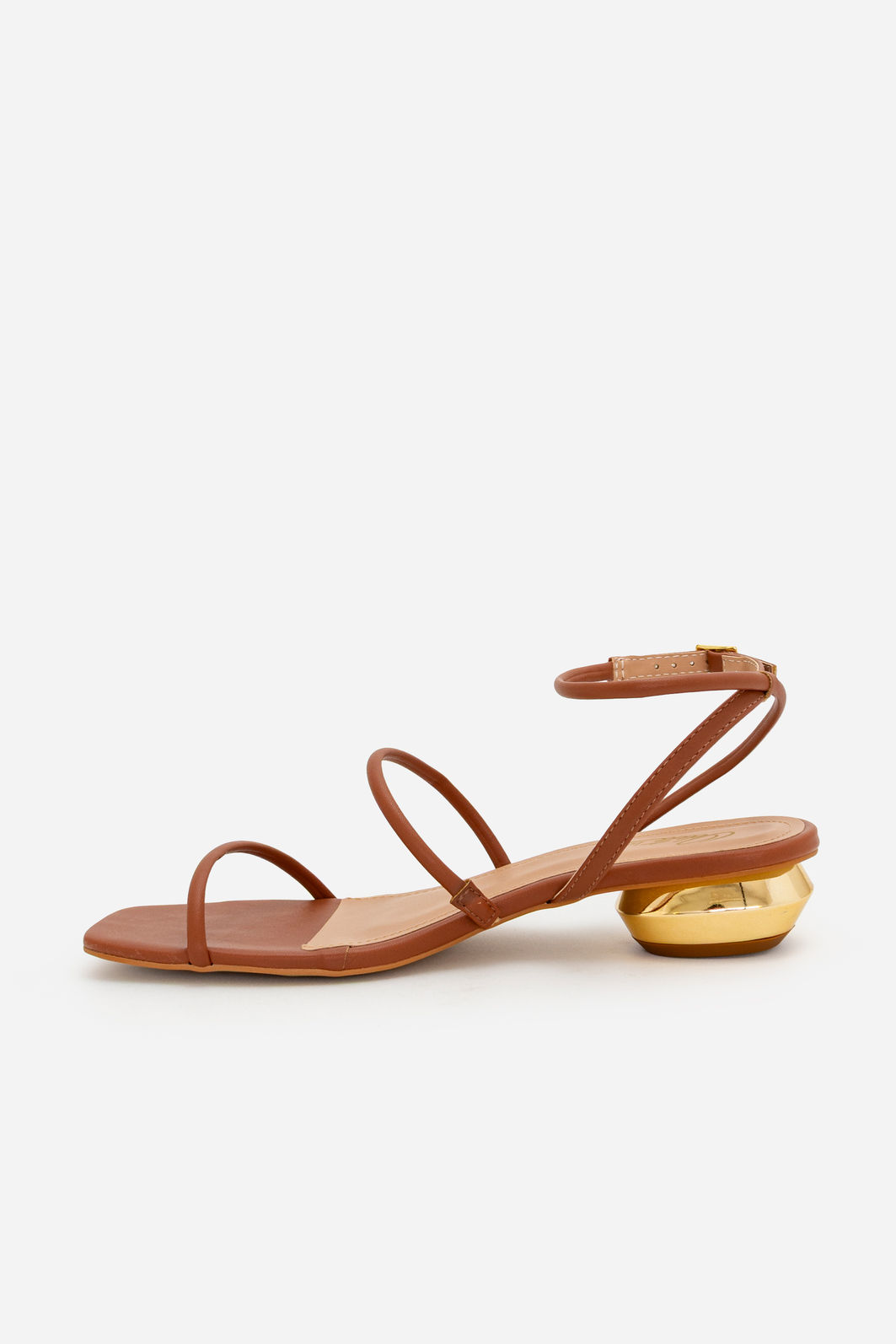 Sandália com Tiras Delicadas e Salto Cromado Baixo Caramelo Sandália com Tiras Delicadas e Salto Cromado Baixo Caramelo