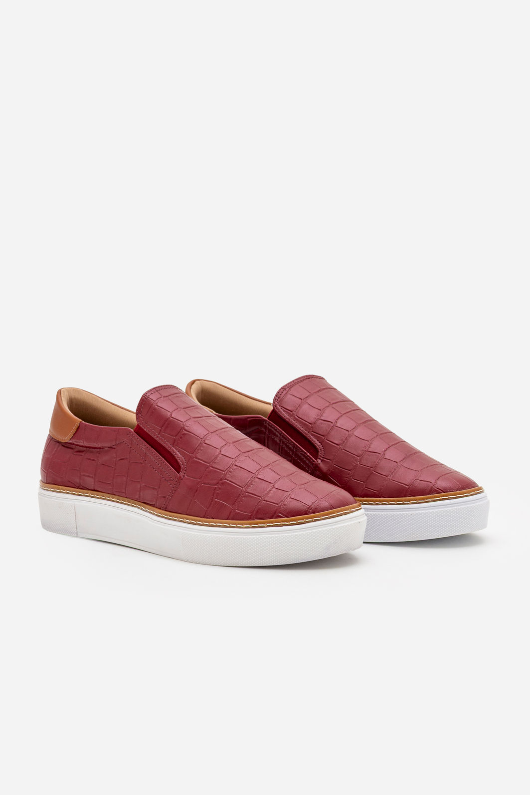 Tênis Slip On em Croco Bordô