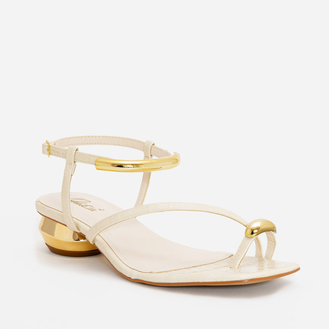 Sandália Croco com Enfeites Metálicos e Salto Cromado Off White Sandália Croco com Enfeites Metálicos e Salto Cromado Off White