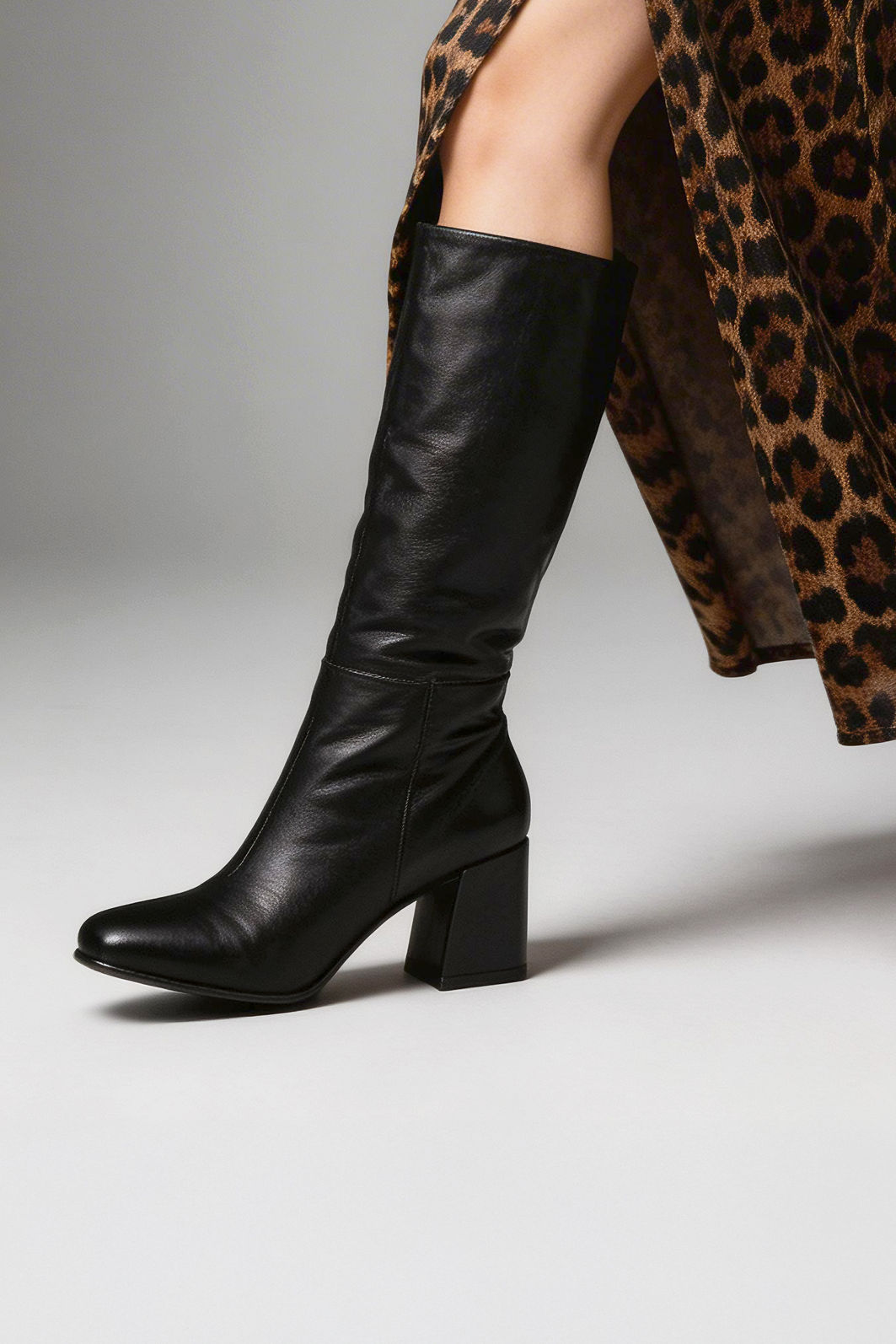 Bota Em Couro Com Salto Blocão E Cano Médio Preta Bota Em Couro Com Salto Blocão E Cano Médio Preta