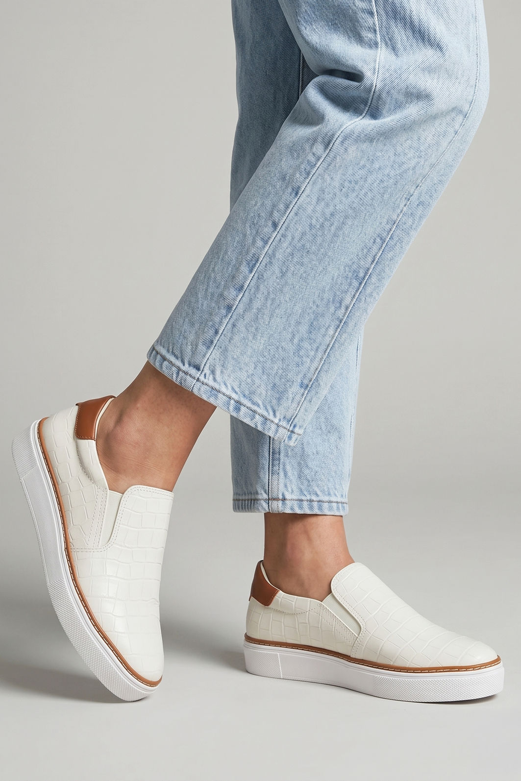 Tênis Slip On em Croco Off White Tênis Slip On em Croco Off White