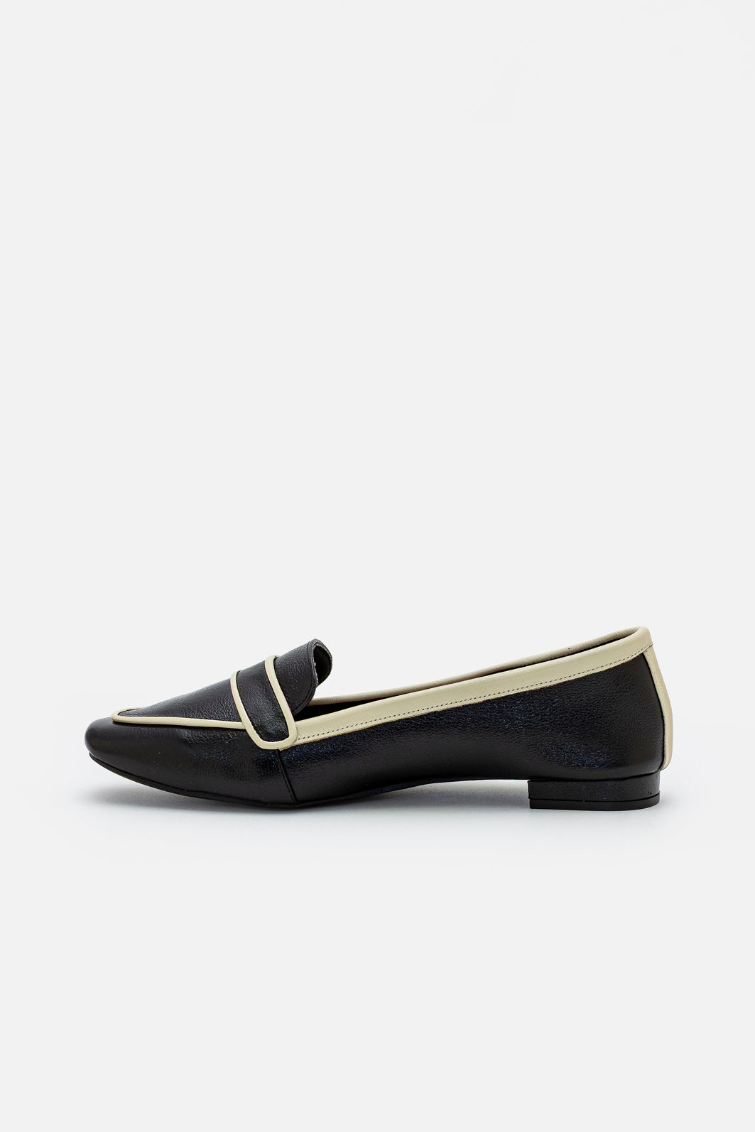 Mocassim em Couro Preto com Off White Mocassim em Couro Preto com Off White