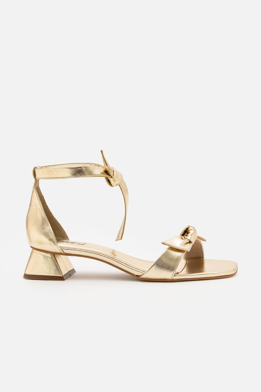 Sandália com Laço e Salto Baixo Champagne Sandália com Laço e Salto Baixo Champagne