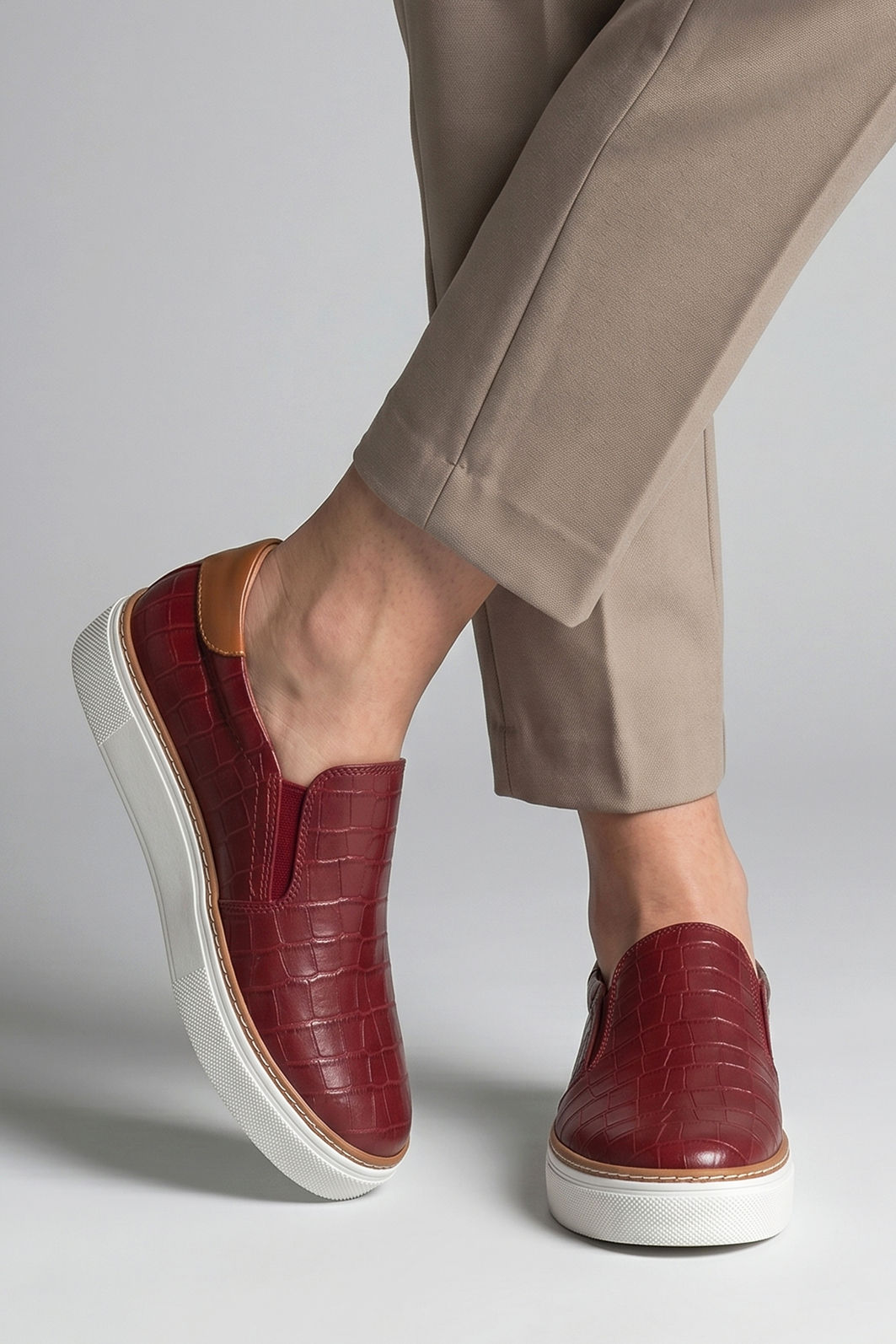 Tênis Slip On em Croco Bordô