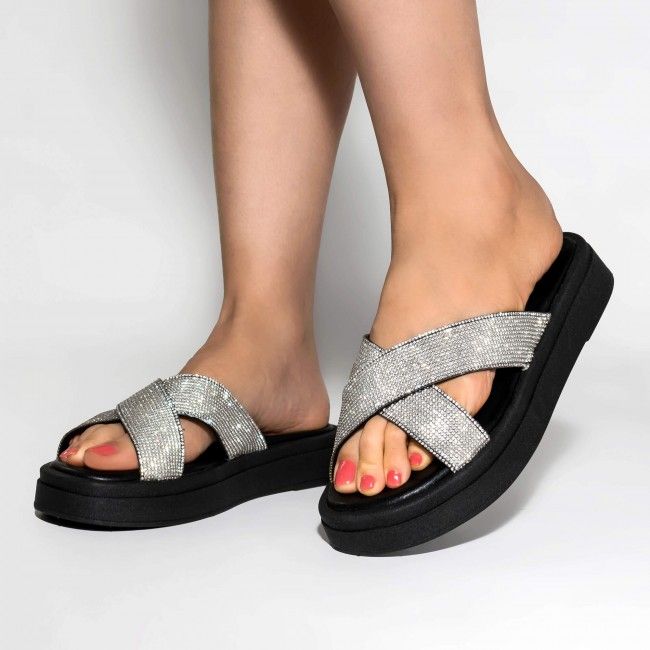 Mule Flatform Tiras Cruzadas com Strass Preto Mule Flatform Tiras Cruzadas com Strass Preto