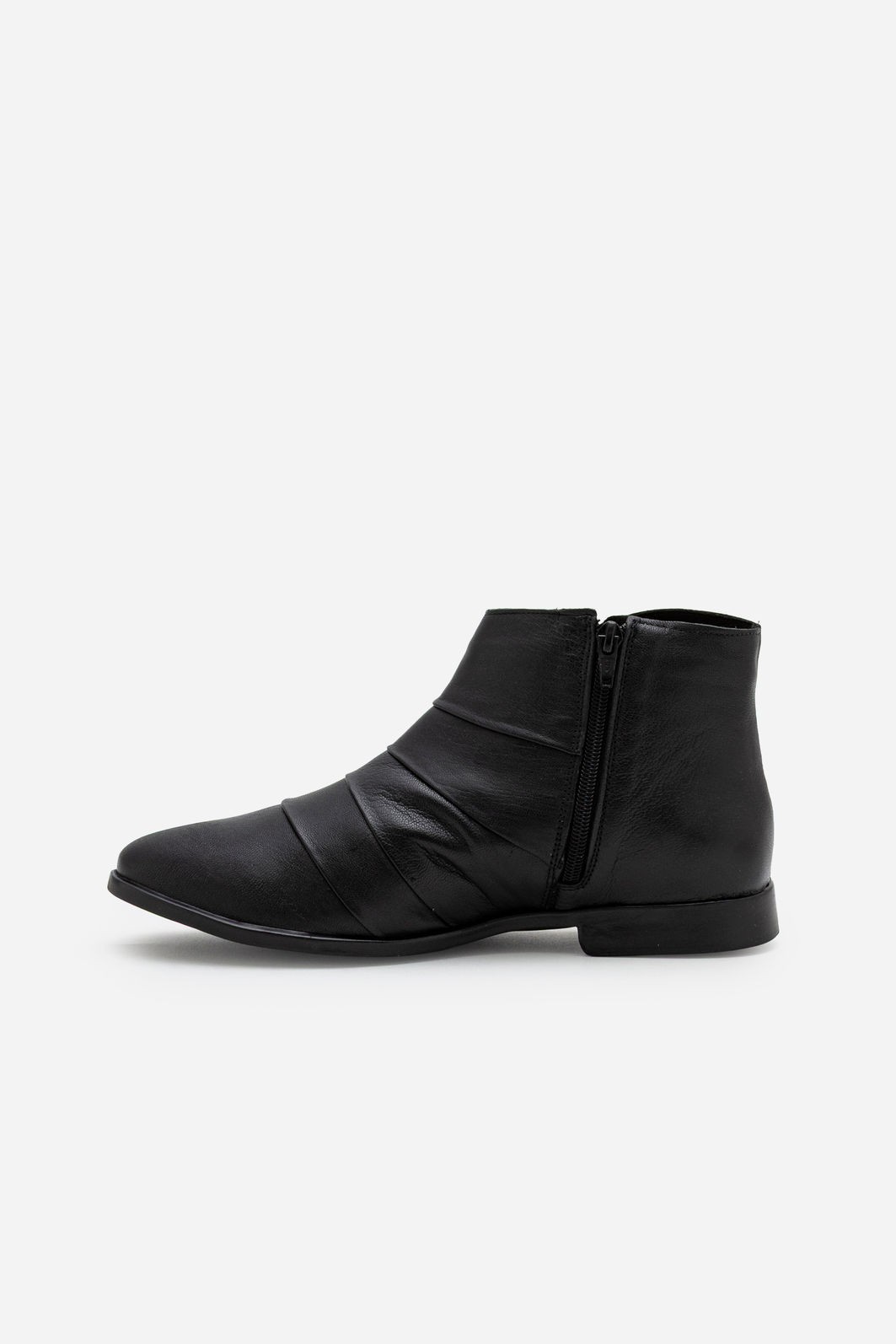 Bota em Couro Cano Curto Preta Bota em Couro Cano Curto Preta