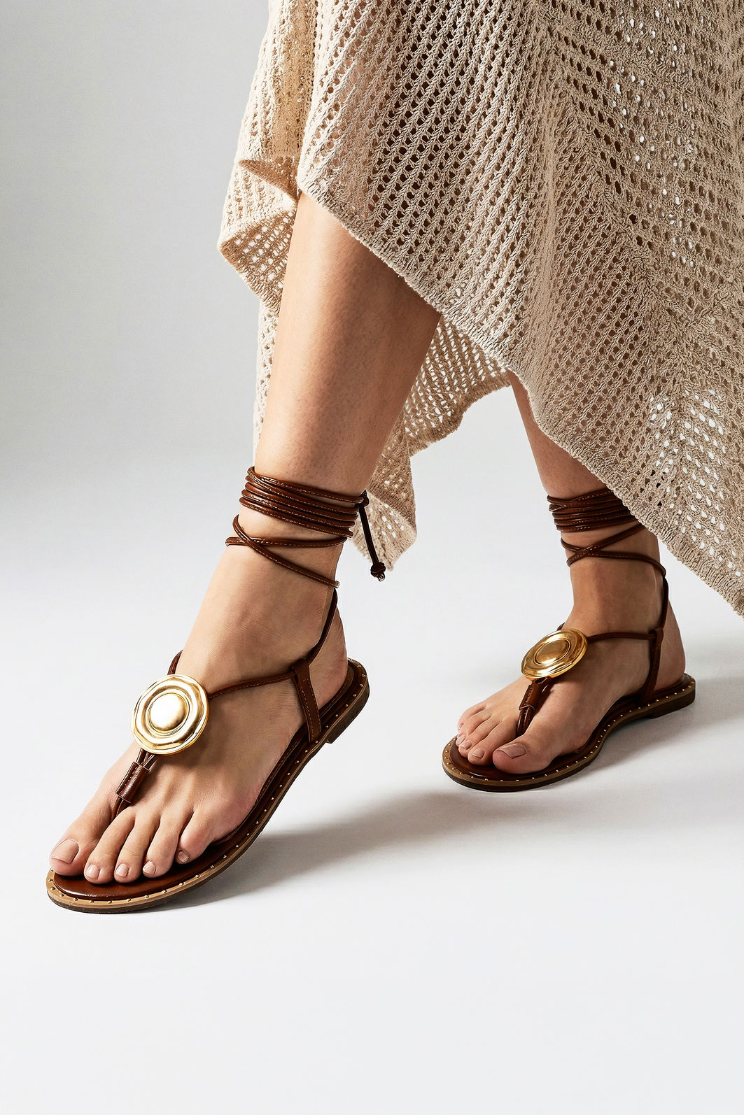 Rasteira com Enfeite Metálico e Amarração Tostado Rasteira com Enfeite Metálico e Amarração Tostado