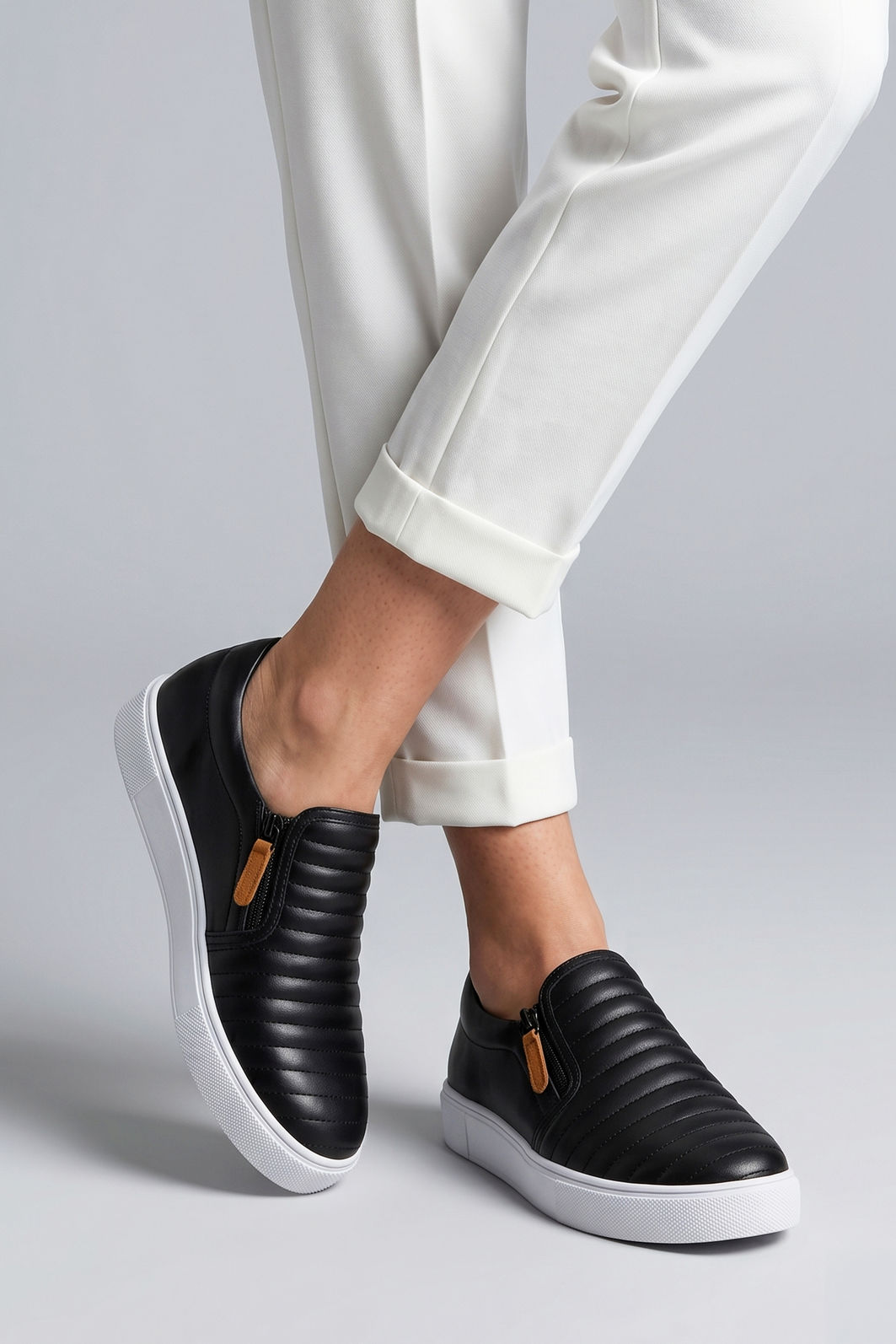 Tênis Slip On com Recortes Preto Tênis Slip On com Recortes Preto