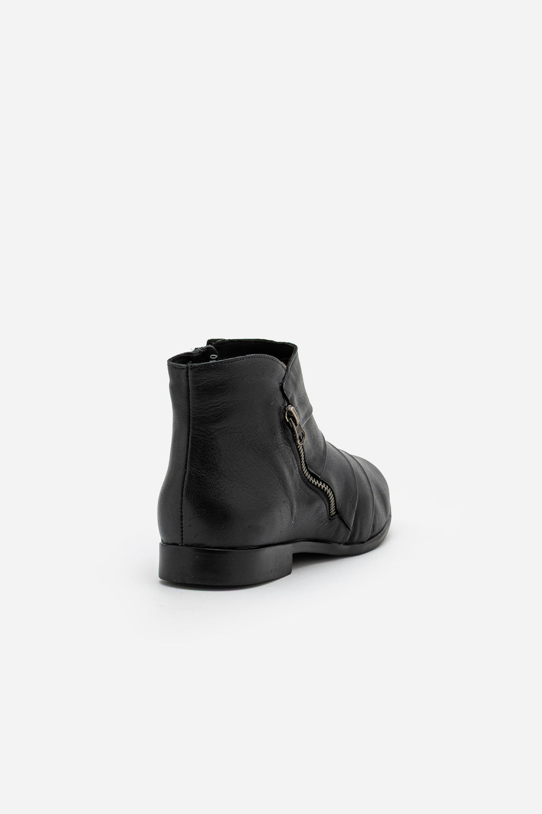 Bota em Couro Cano Curto Preta Bota em Couro Cano Curto Preta