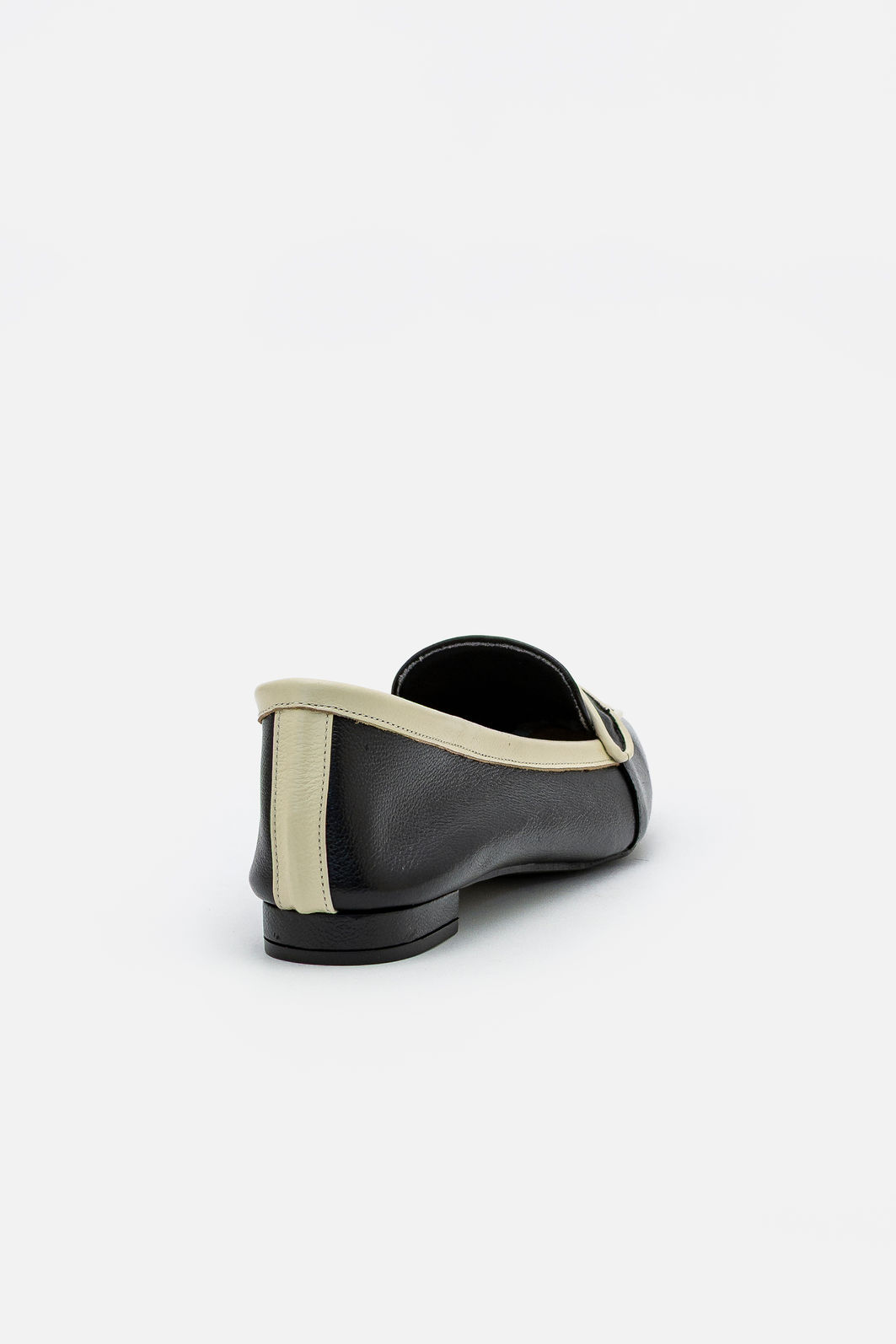 Mocassim em Couro Preto com Off White Mocassim em Couro Preto com Off White
