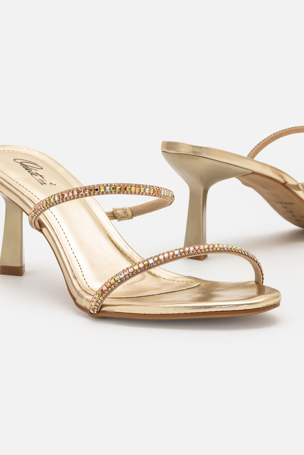 Mule Sofisticado com Tiras Delicadas e Brilho Ouro Mule Sofisticado com Tiras Delicadas e Brilho Ouro