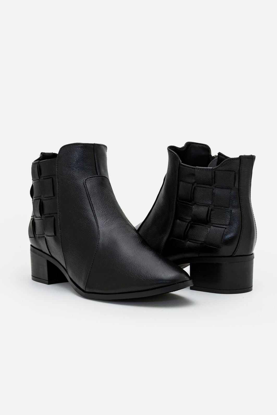 Bota em Couro Cano Curto Elegante Preta Bota em Couro Cano Curto Elegante Preta