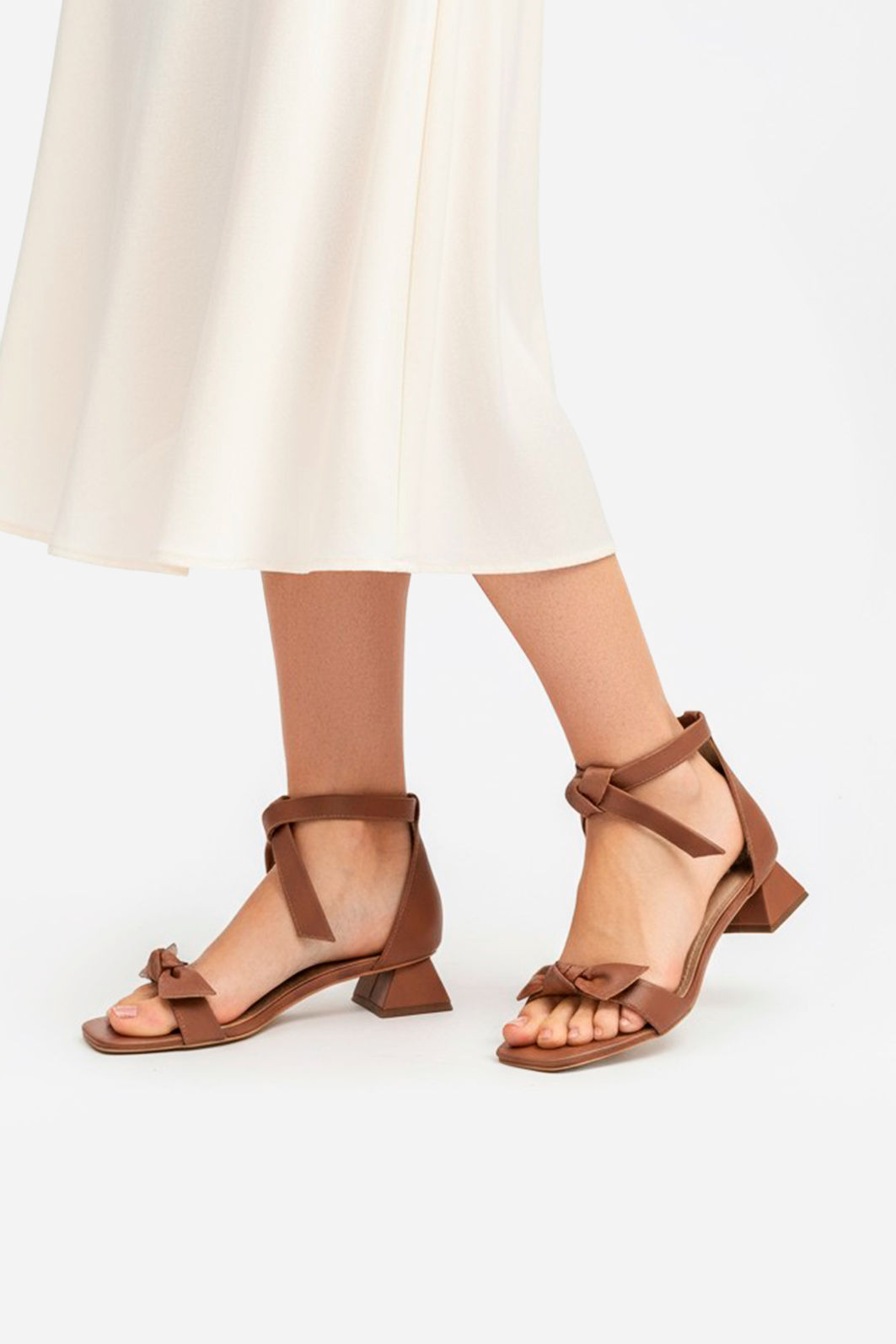 Sandália com Laço e Salto Baixo Caramelo Sandália com Laço e Salto Baixo Caramelo