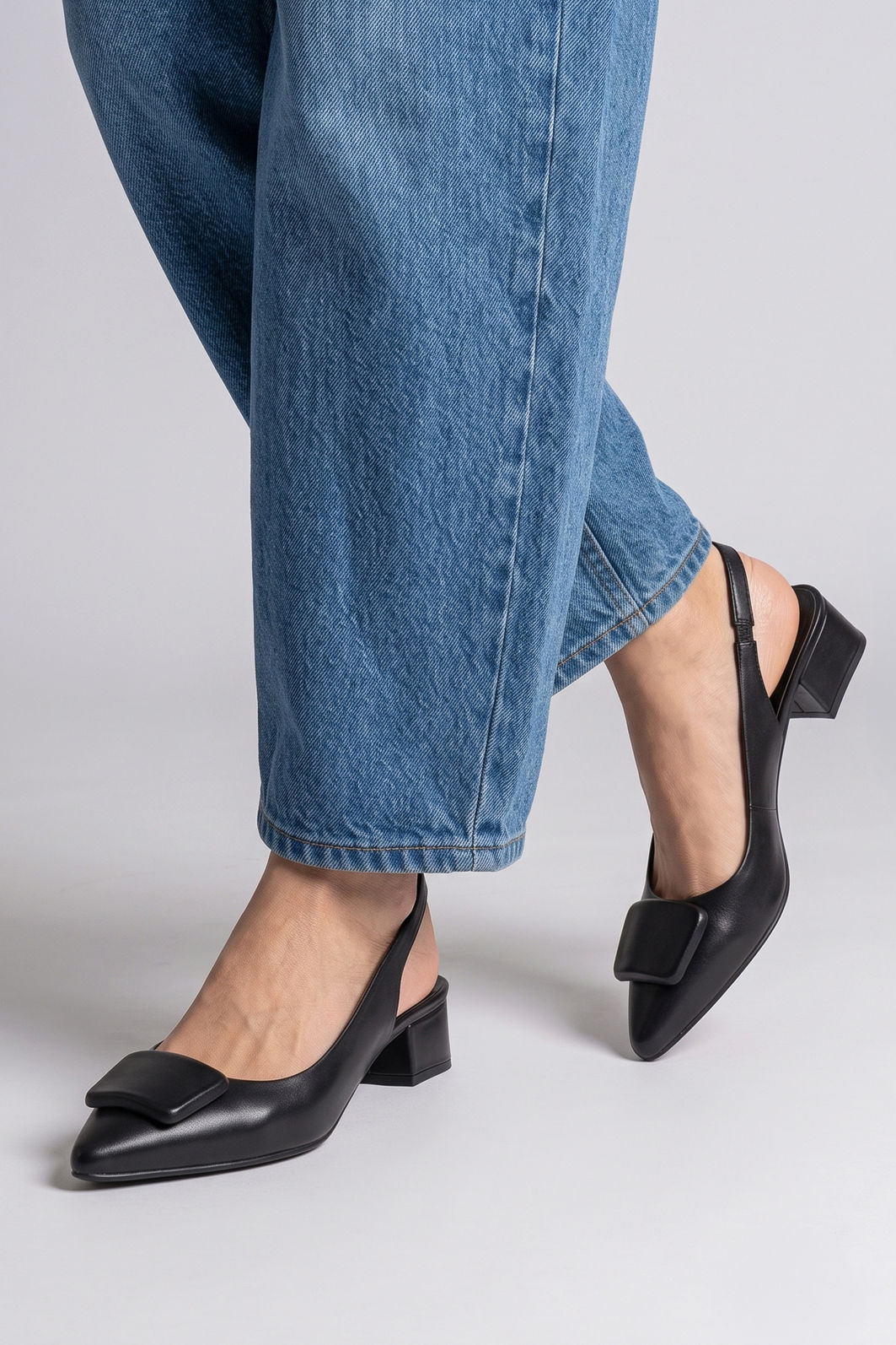Chanel com Enfeite e Salto Baixo Preto Chanel com Enfeite e Salto Baixo Preto