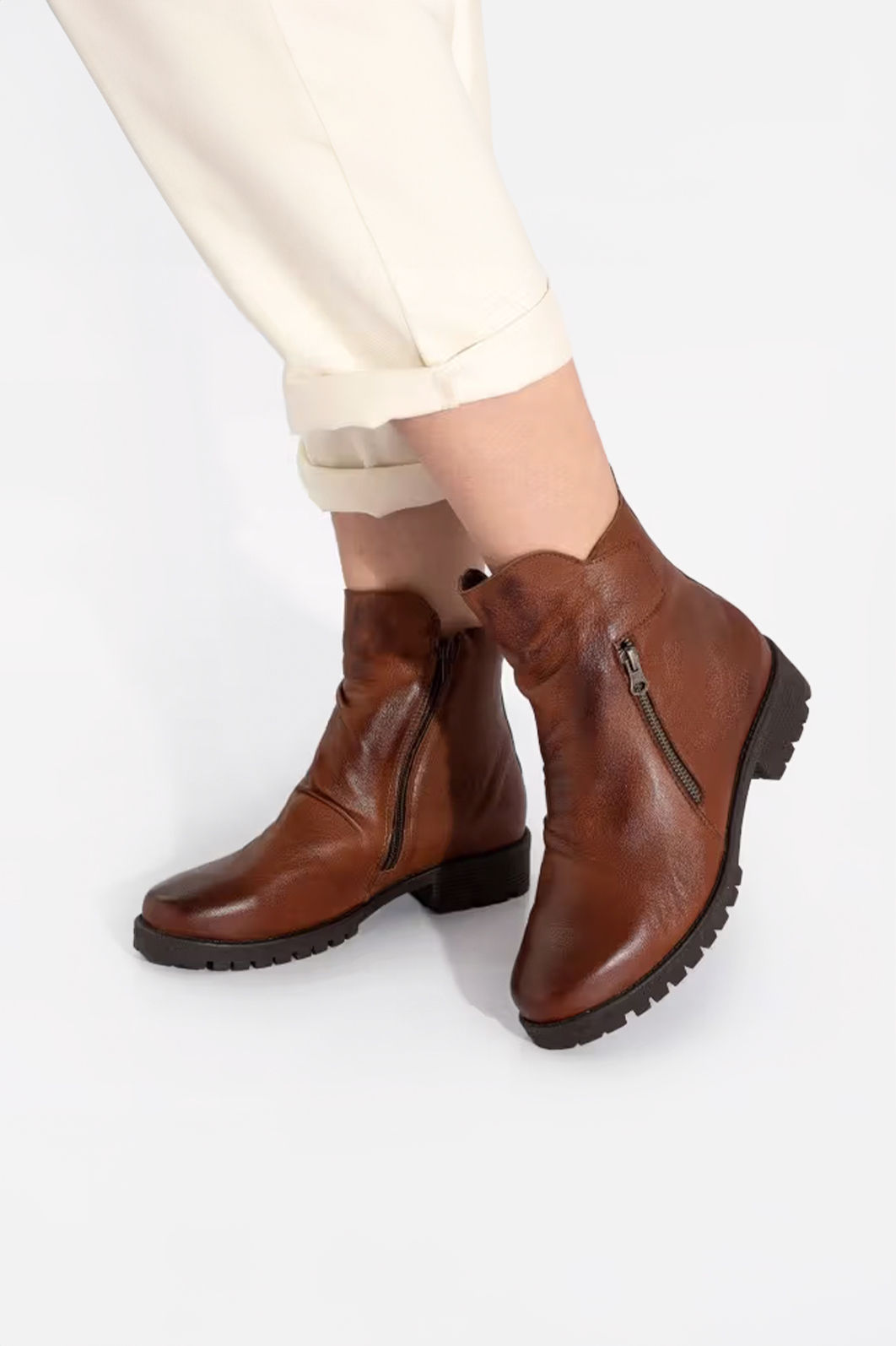 Bota Super Confortável com Cano Curto em Couro Caramelo Bota Super Confortável com Cano Curto em Couro Caramelo