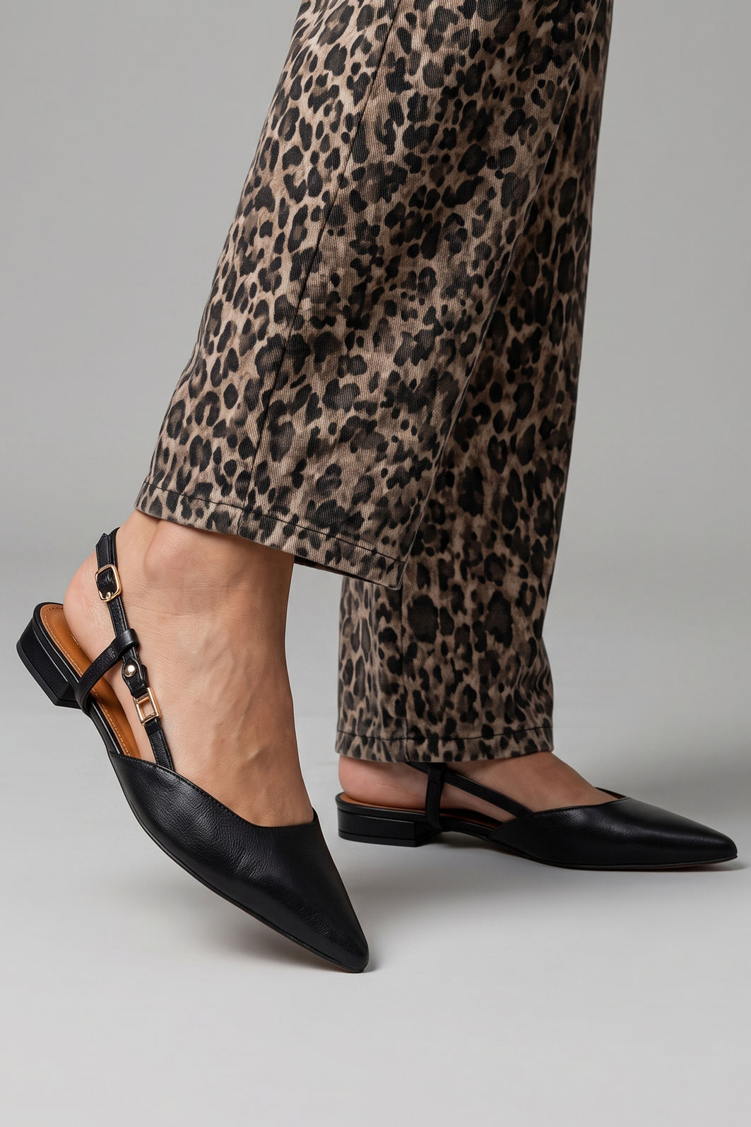 Slingback Elegante em Couro Preto Slingback Elegante em Couro Preto