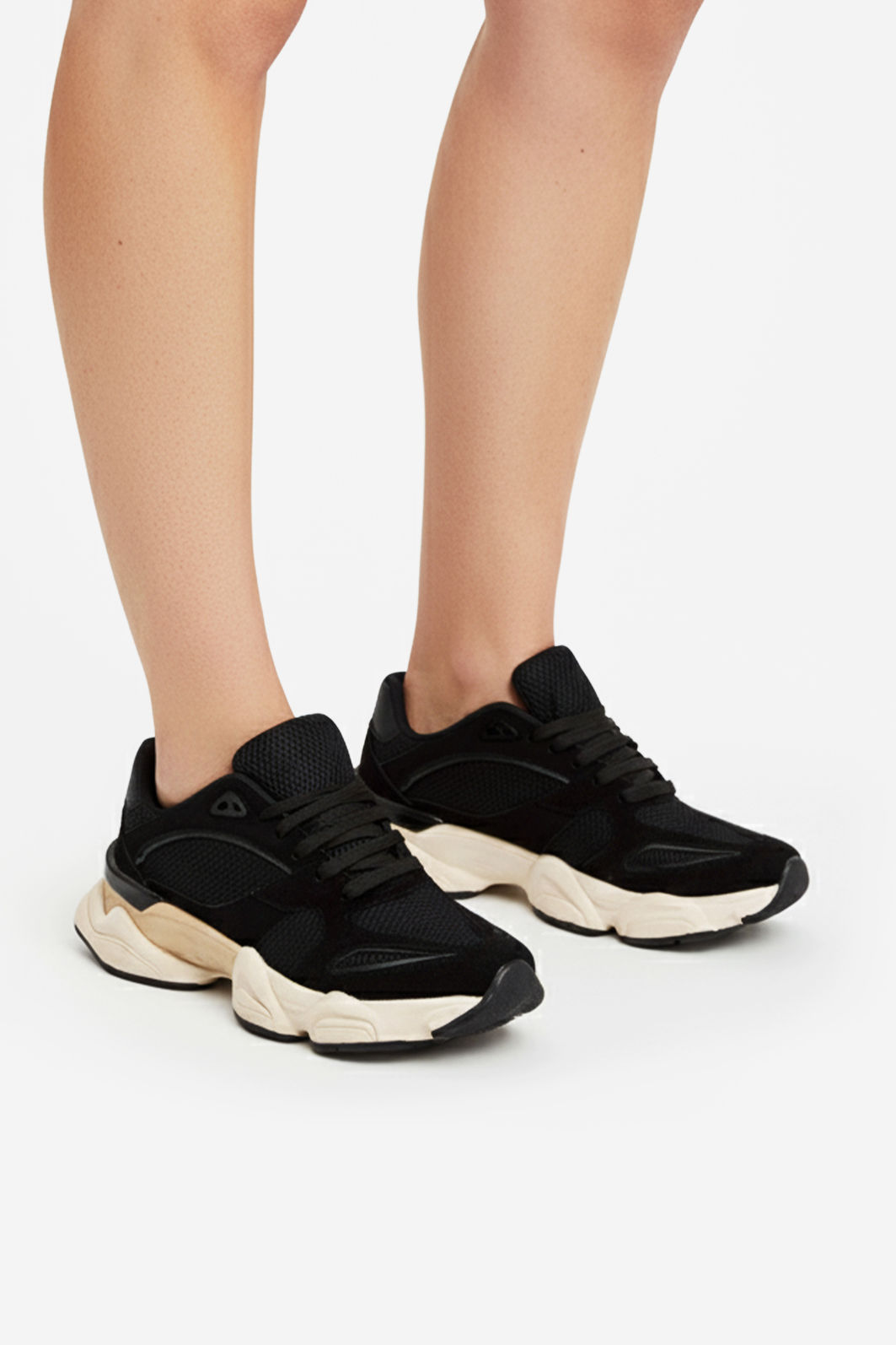 Tênis Moderno com Recortes Estilosos Preto