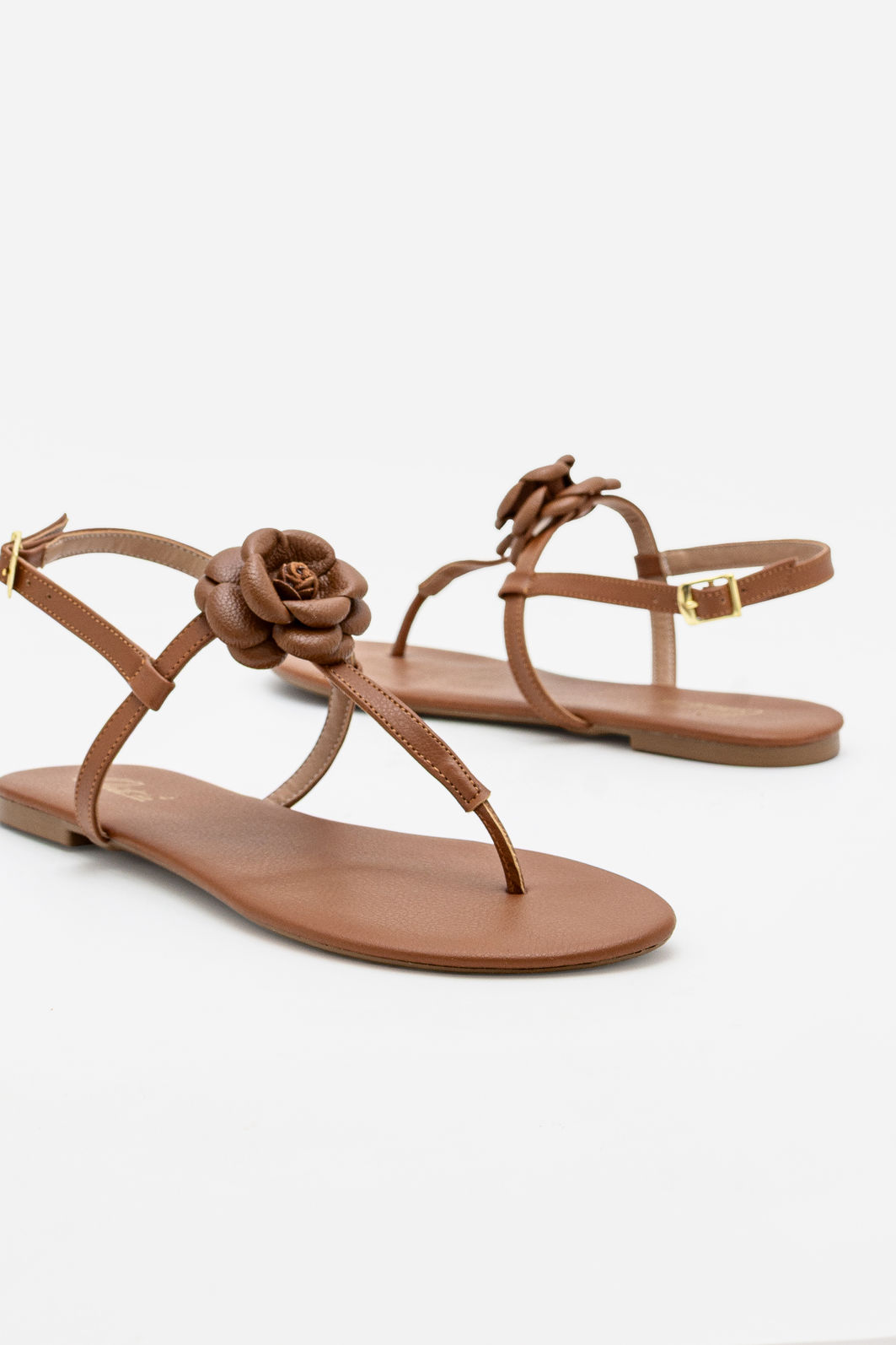 Rasteira Minimalista Com Flor Delicada Tostado