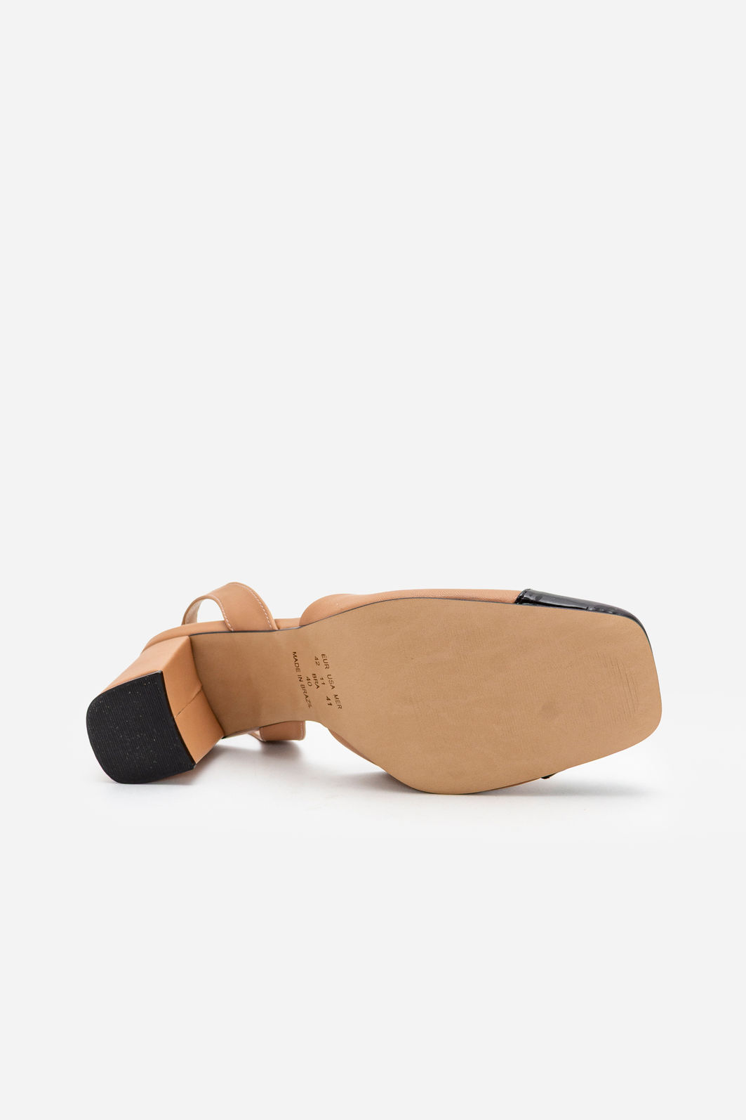 Slingback com Bico Quadrado Preto e Salto Blocão Amêndoa Slingback com Bico Quadrado Preto e Salto Blocão Amêndoa