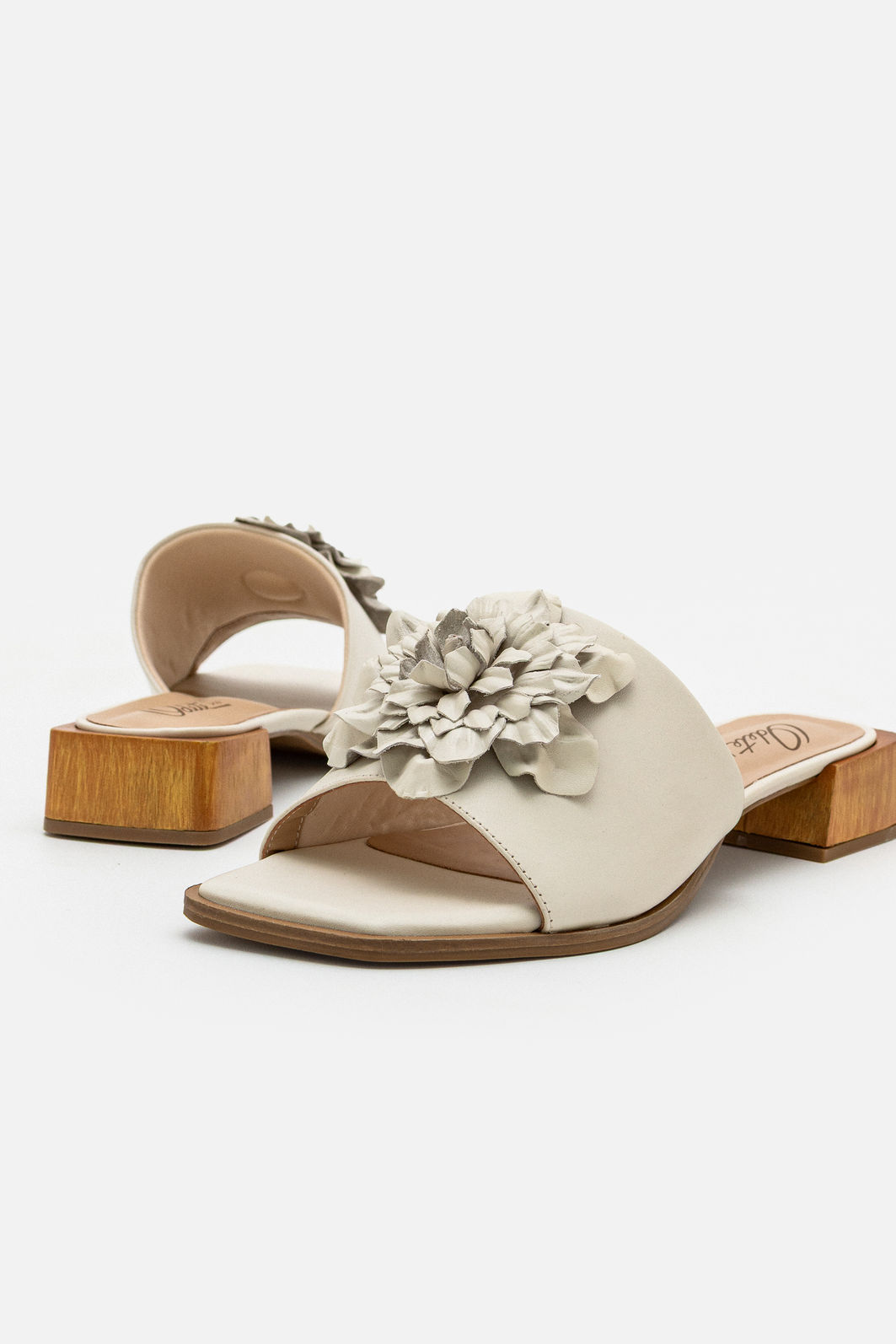 Mule em Couro com Max Flor Elegante Off White Mule em Couro com Max Flor Elegante Off White