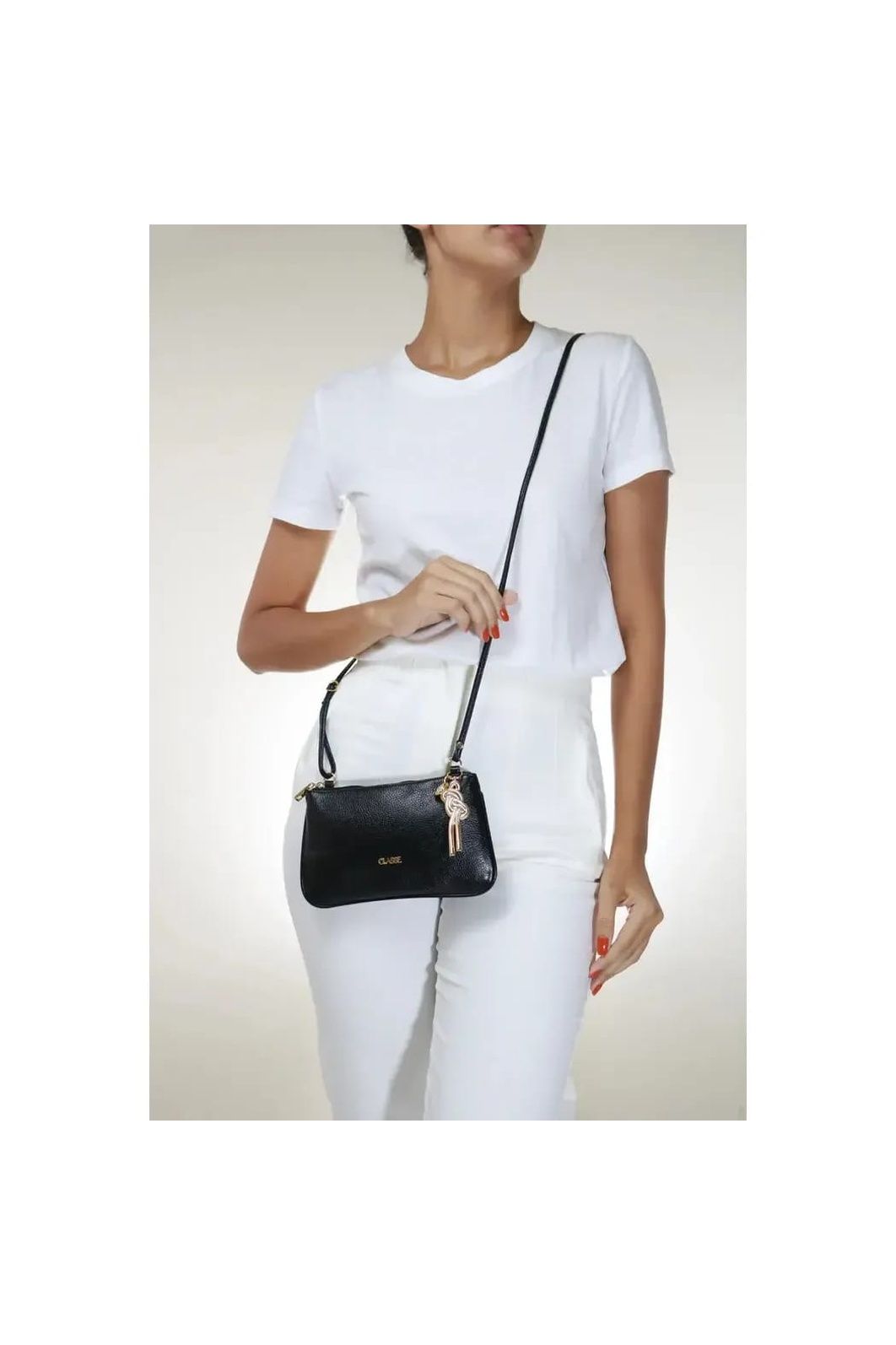 Bolsa em Couro com Enfeite Pequena Preta Bolsa em Couro com Enfeite Pequena Preta