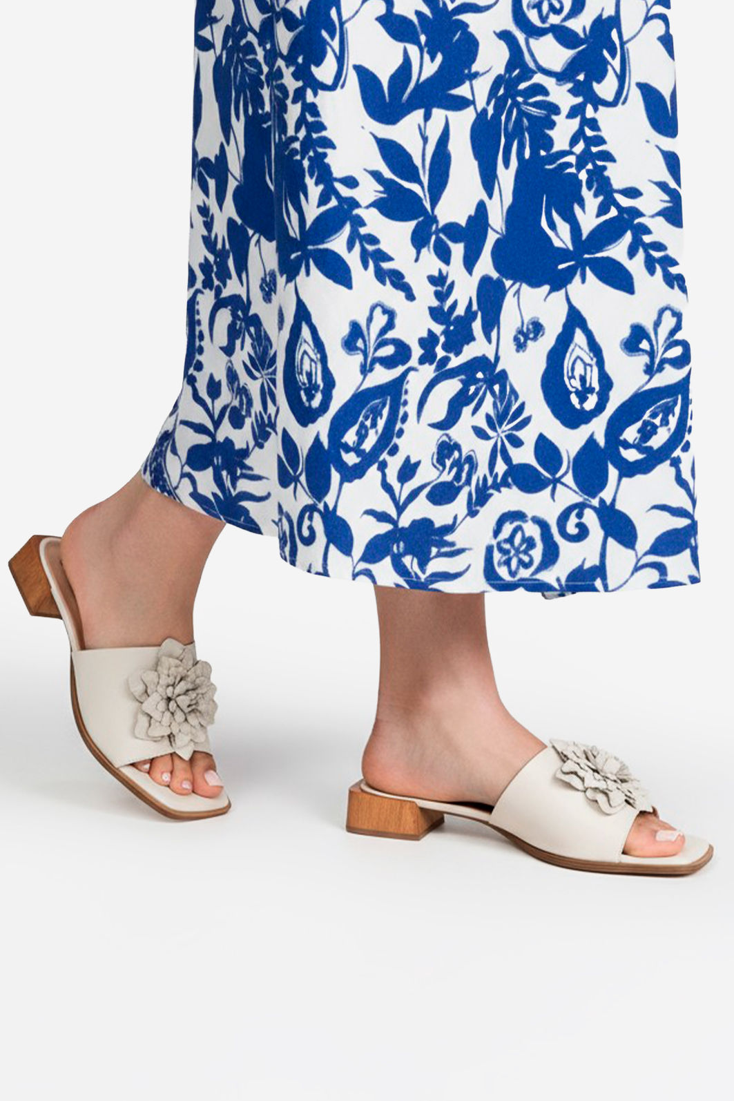 Mule em Couro com Max Flor Elegante Off White Mule em Couro com Max Flor Elegante Off White
