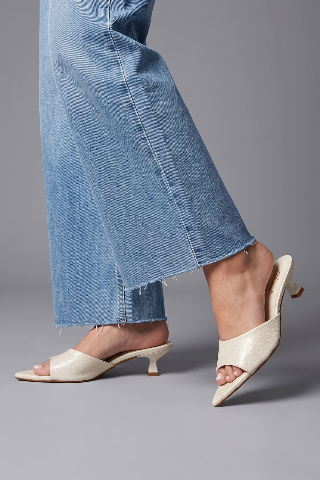 PRÉ-VENDA Mule com Tira Larga e Salto Baixo Off White PRÉ-VENDA Mule com Tira Larga e Salto Baixo Off White