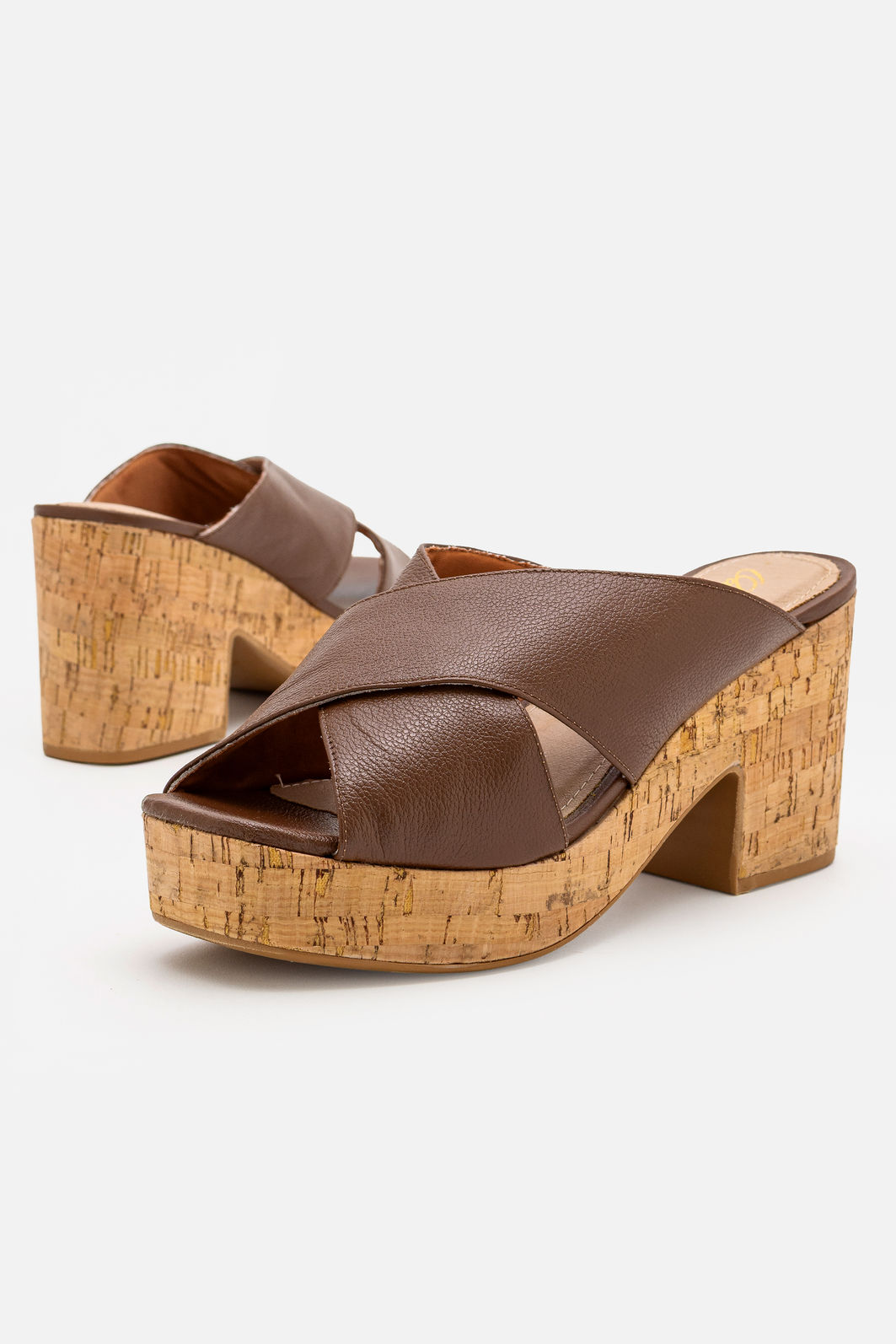 Mule em Couro Cruzado com Solado em Cortiça Natural Café