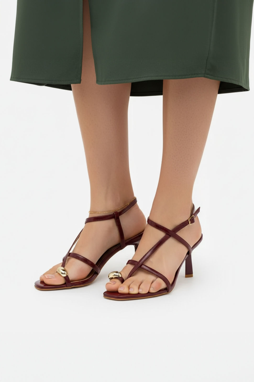 Sandália Moderna com Dedão e Esfera Dourada Bordô Sandália Moderna com Dedão e Esfera Dourada Bordô