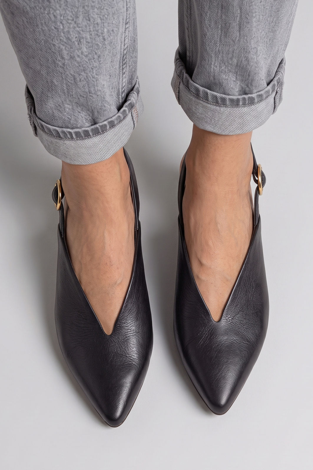 Slingback com Decote e Salto Baixo Preto Slingback com Decote e Salto Baixo Preto