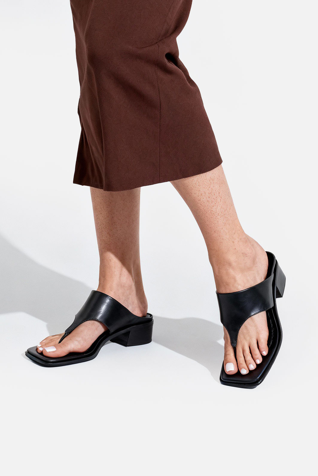 Mule Minimalista em Couro com Salto Bloco Preto Mule Minimalista em Couro com Salto Bloco Preto
