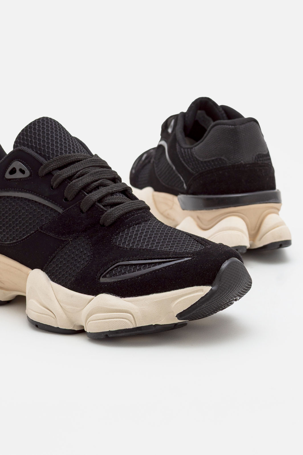 Tênis Moderno com Recortes Estilosos Preto