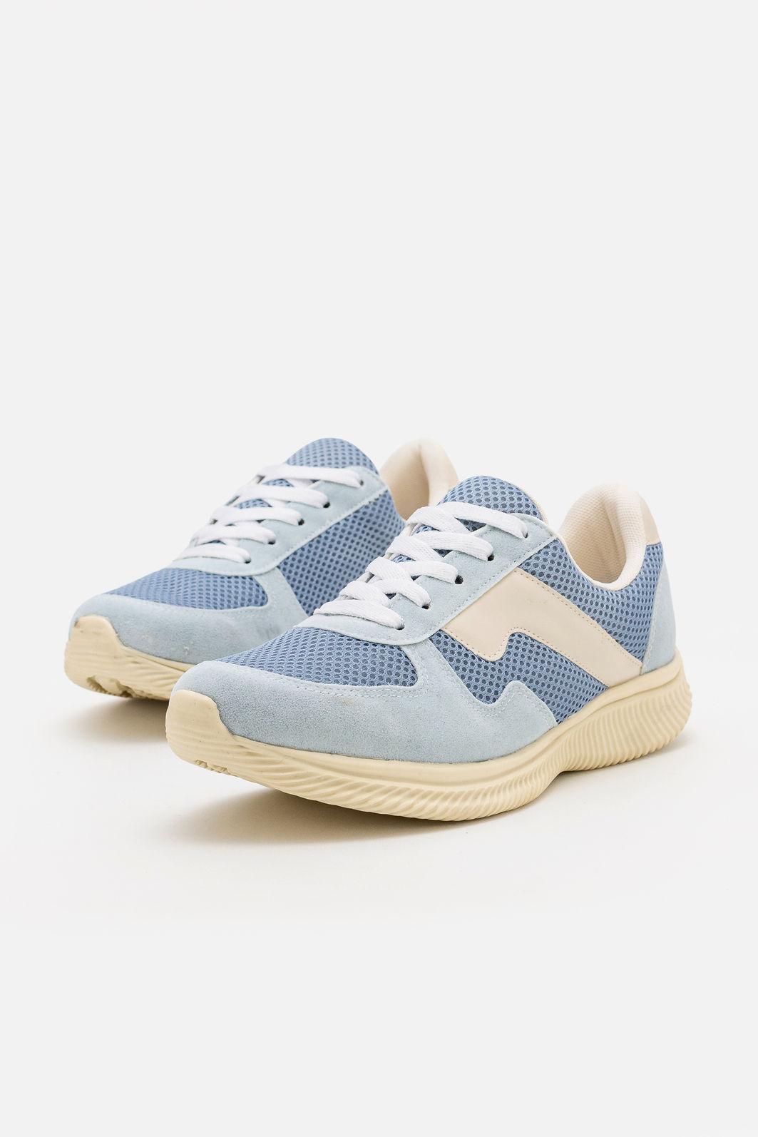 Tênis Moderno com Recortes Azul Claro