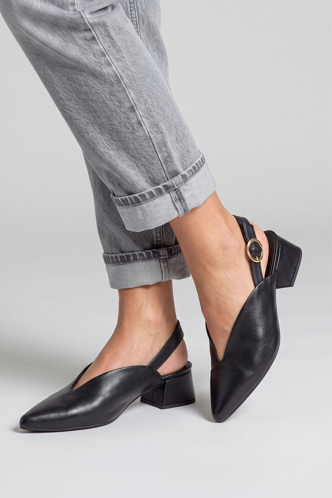 Slingback com Decote e Salto Baixo Preto Slingback com Decote e Salto Baixo Preto