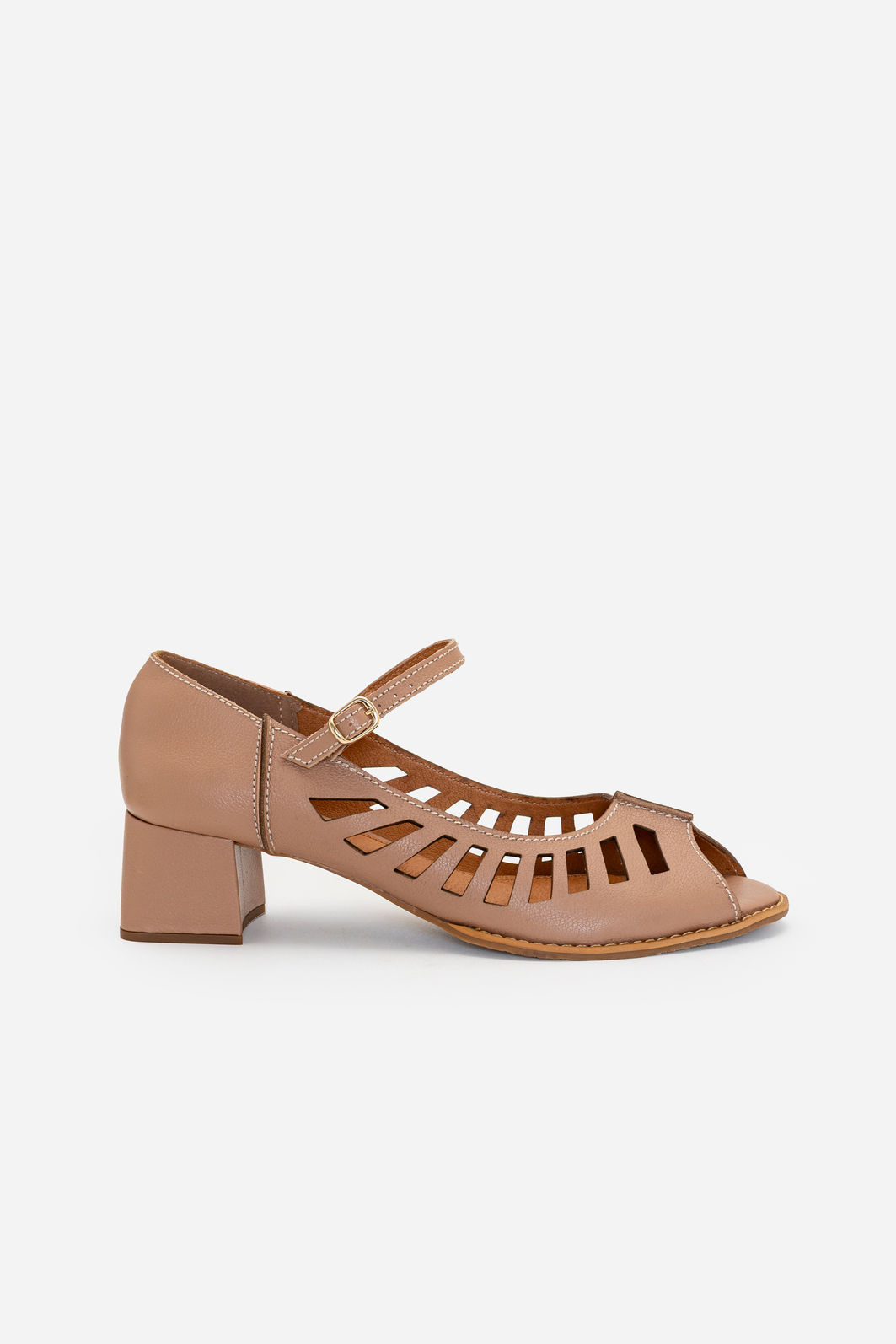 Peep Toe em Couro com Recortes Laser e Salto Bloco Amêndoa Peep Toe em Couro com Recortes Laser e Salto Bloco Amêndoa