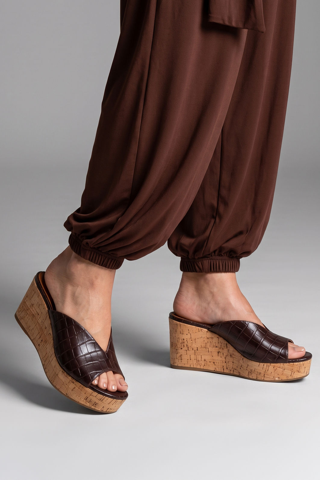 Mule em Croco com Salto Anabela Cortiça Marrom