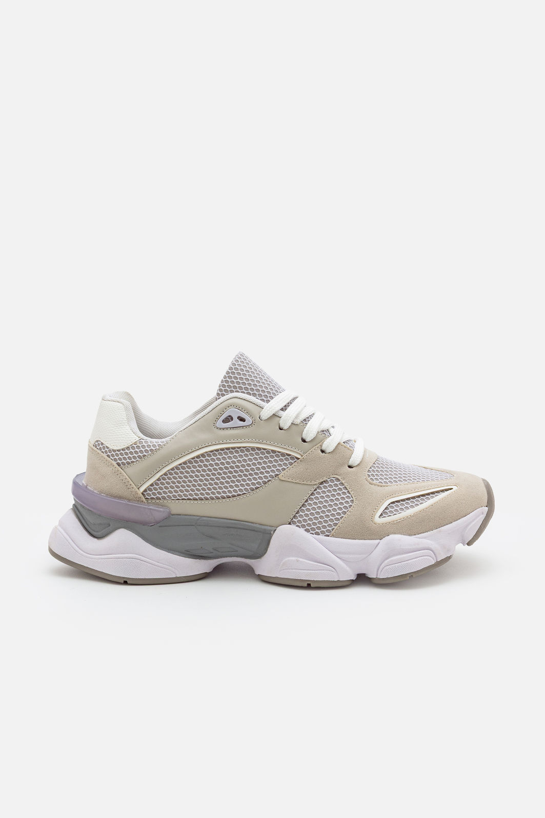 Tênis Moderno com Recortes Estilosos Cinza