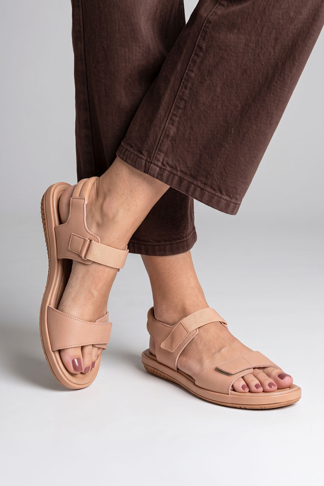 Rasteira com Velcro em Couro Usaflex Amêndoa Rasteira com Velcro em Couro Usaflex Amêndoa